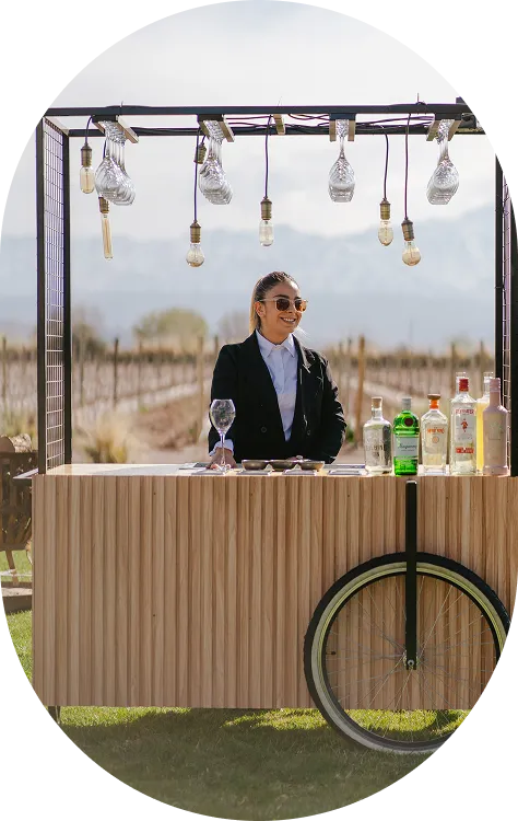 Bartender preparando cocktail